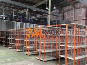 Kệ sắt V lỗ dùng cho kho Logistics & Express
